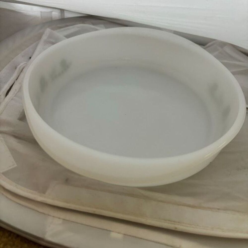 Glasbake Green Daisy J2423 9” Milk Glass Pie Plate 1970’s - Picture 4 of 6